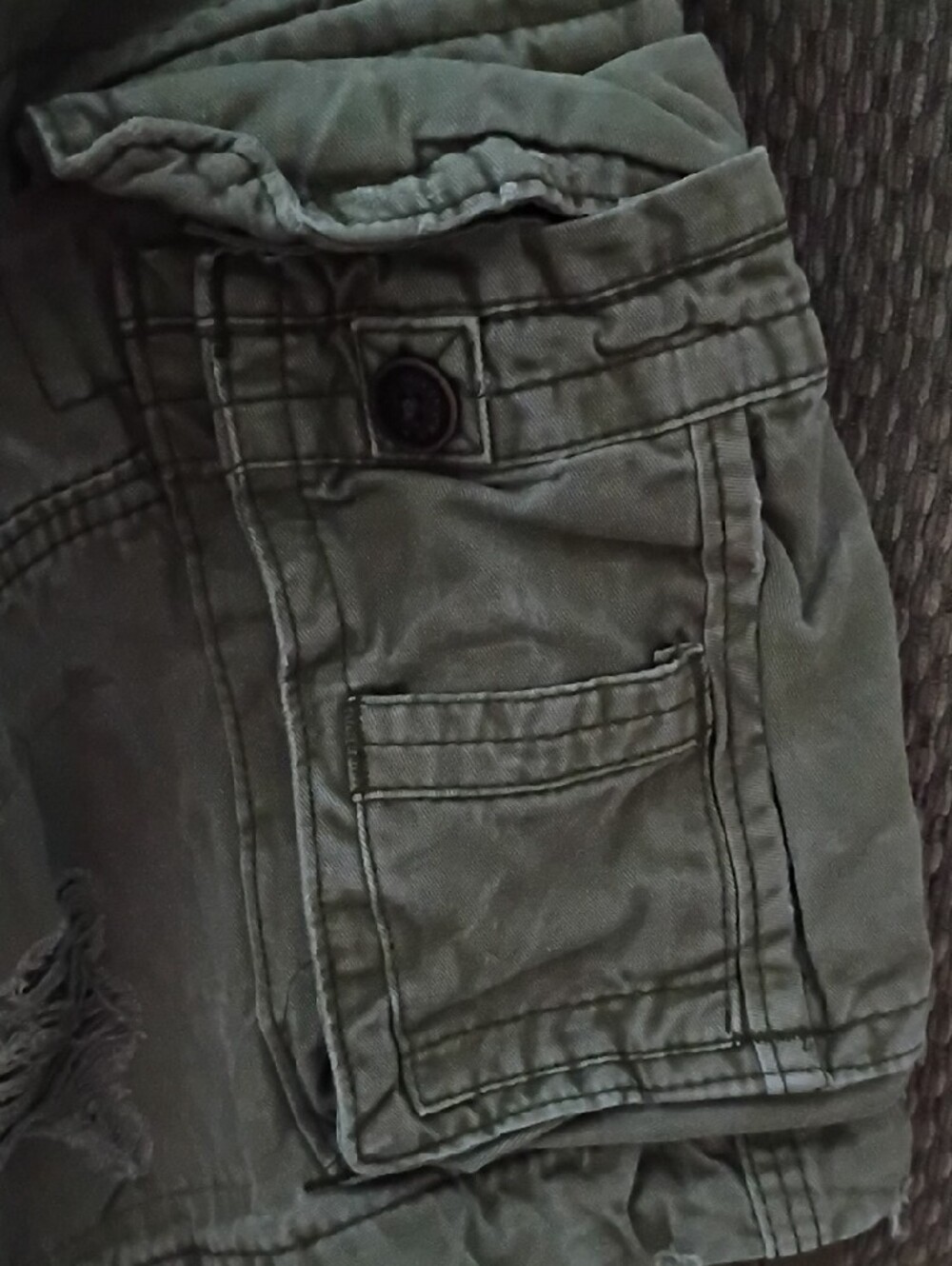 Abercrombie & Fitch Olive Cargo Shorts with Multiple Pockets - Picture 4 of 13